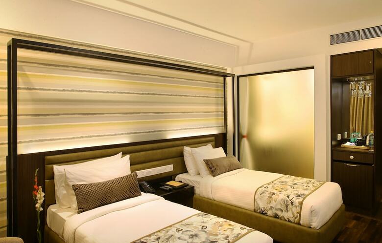Hotel The Royale Senate Race Course