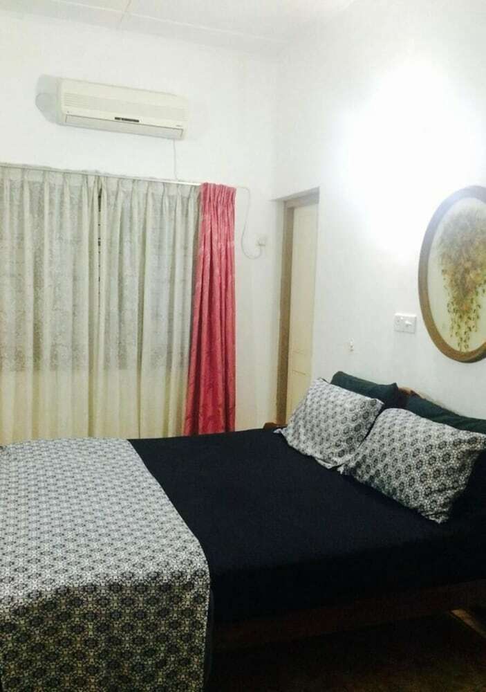 Hostal Colombo Lavinia Beach Hostel