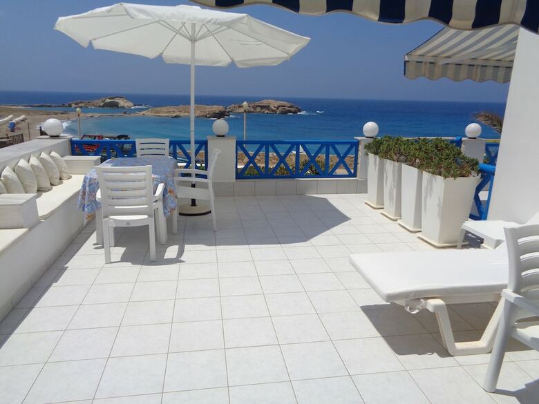 Blue And White Studios & Apartments
