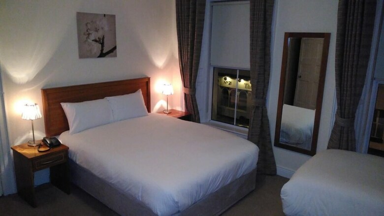 Posada Brogans Bar & Guesthouse