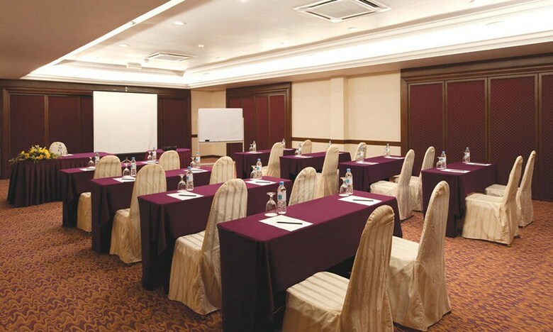 Hotel The Qamar Paka
