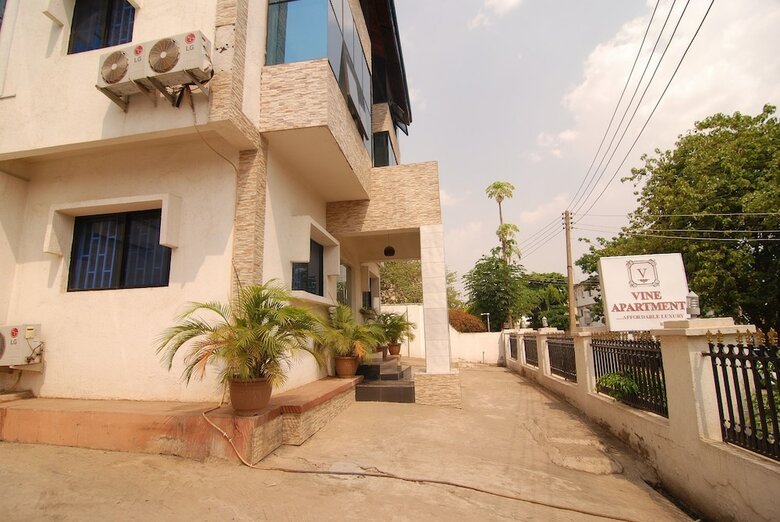 Hotel Vine Apartments & Resort