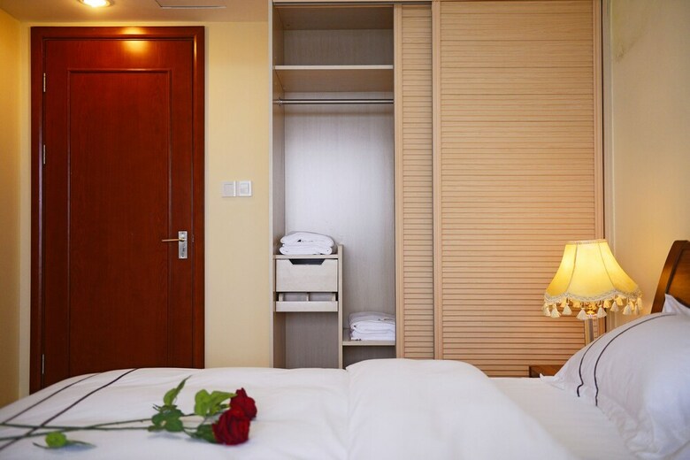 Yishang Apartment-silver Hailing Island