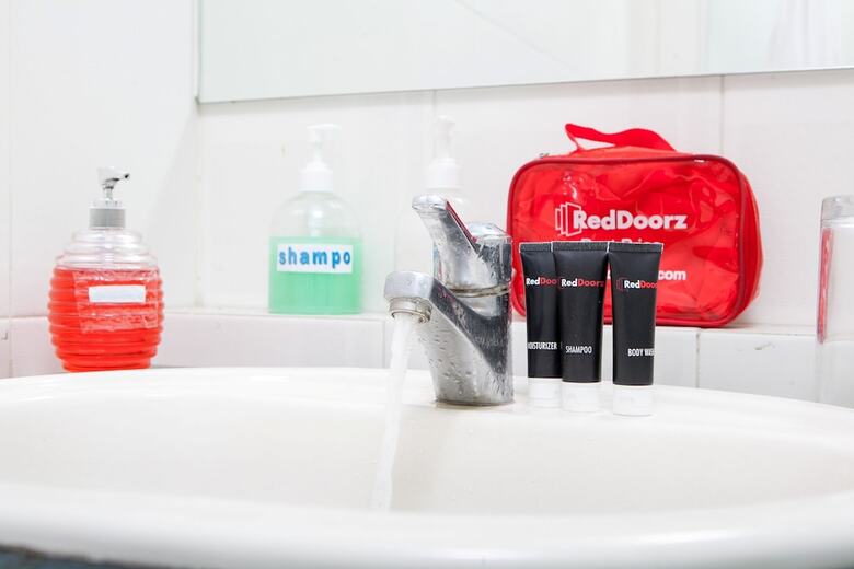 Hotel Reddoorz Near Padjajaran University 2