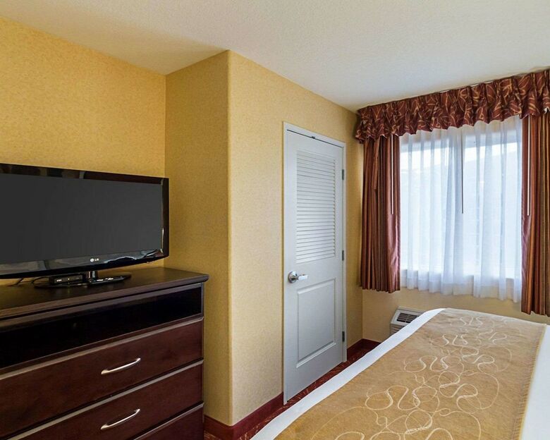 Hotel Comfort Suites Airport