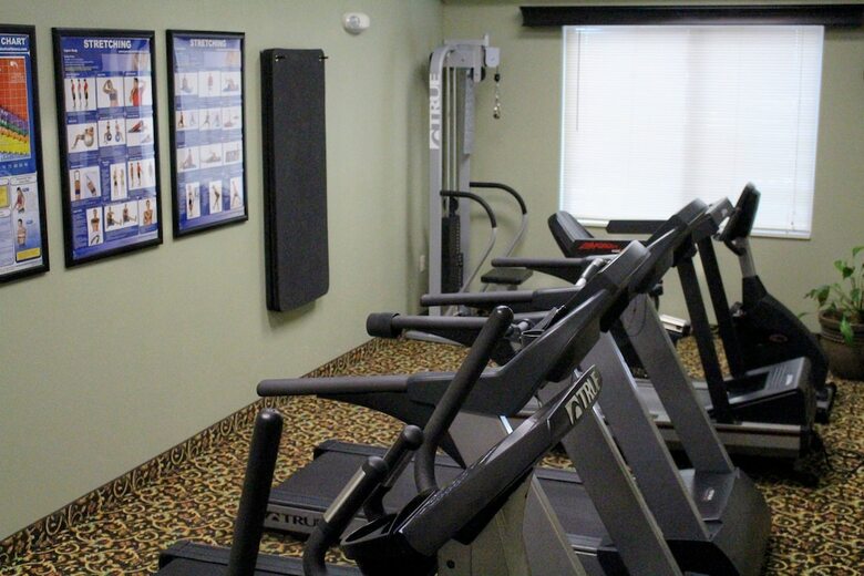 Hotel Expressway Suites Fargo