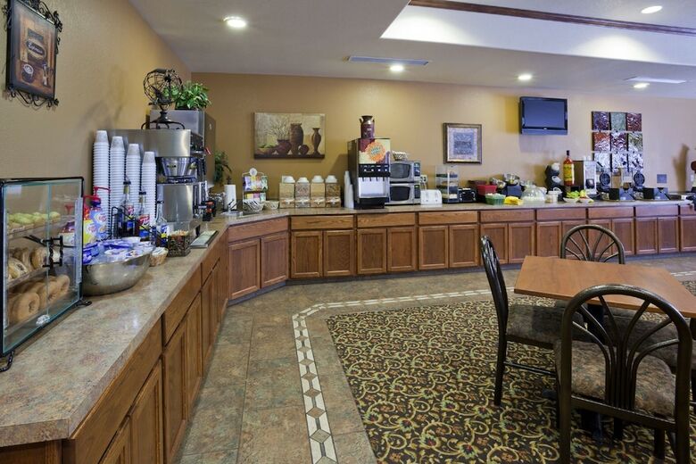 Hotel Expressway Suites Fargo