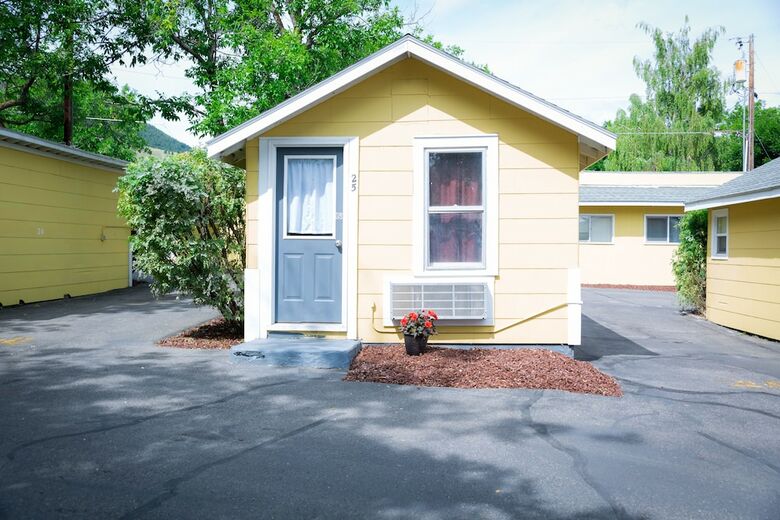 Motel Lamplighter Cabins & Suites