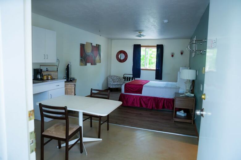 Motel Lamplighter Cabins & Suites