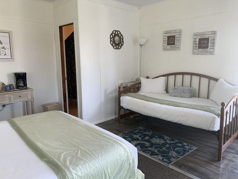 Motel Lamplighter Cabins & Suites
