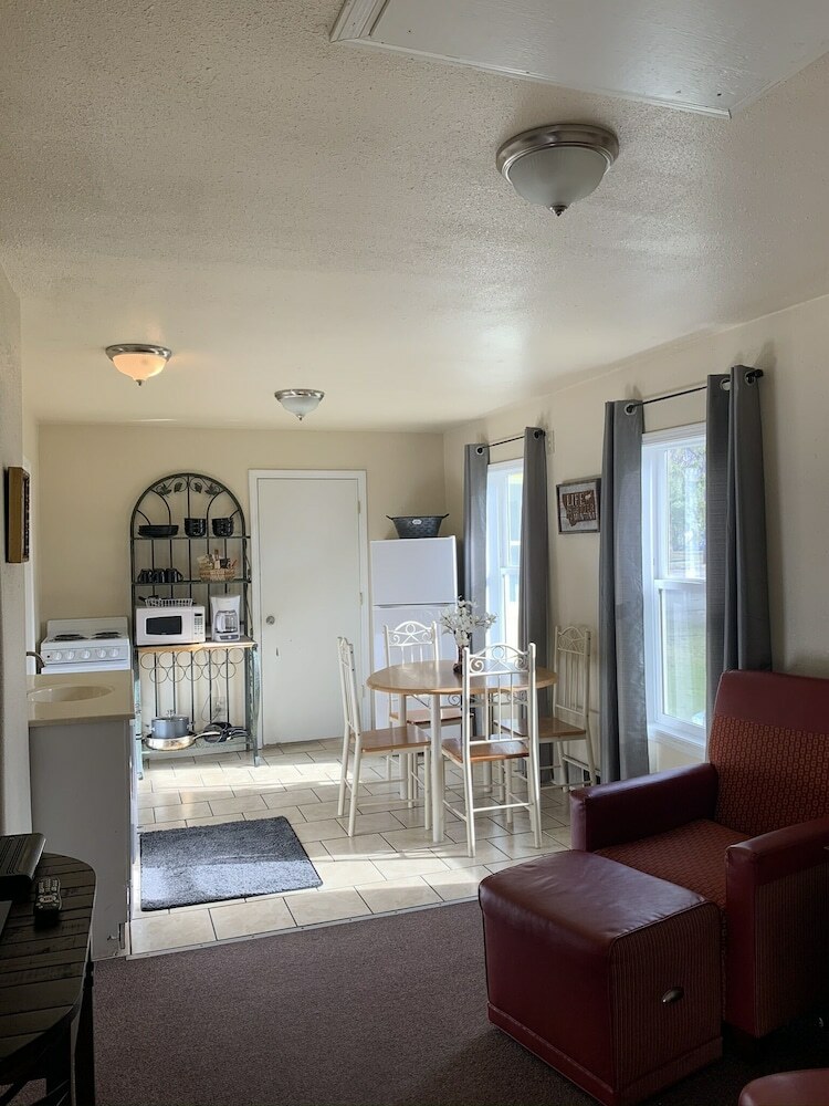 Motel Lamplighter Cabins & Suites