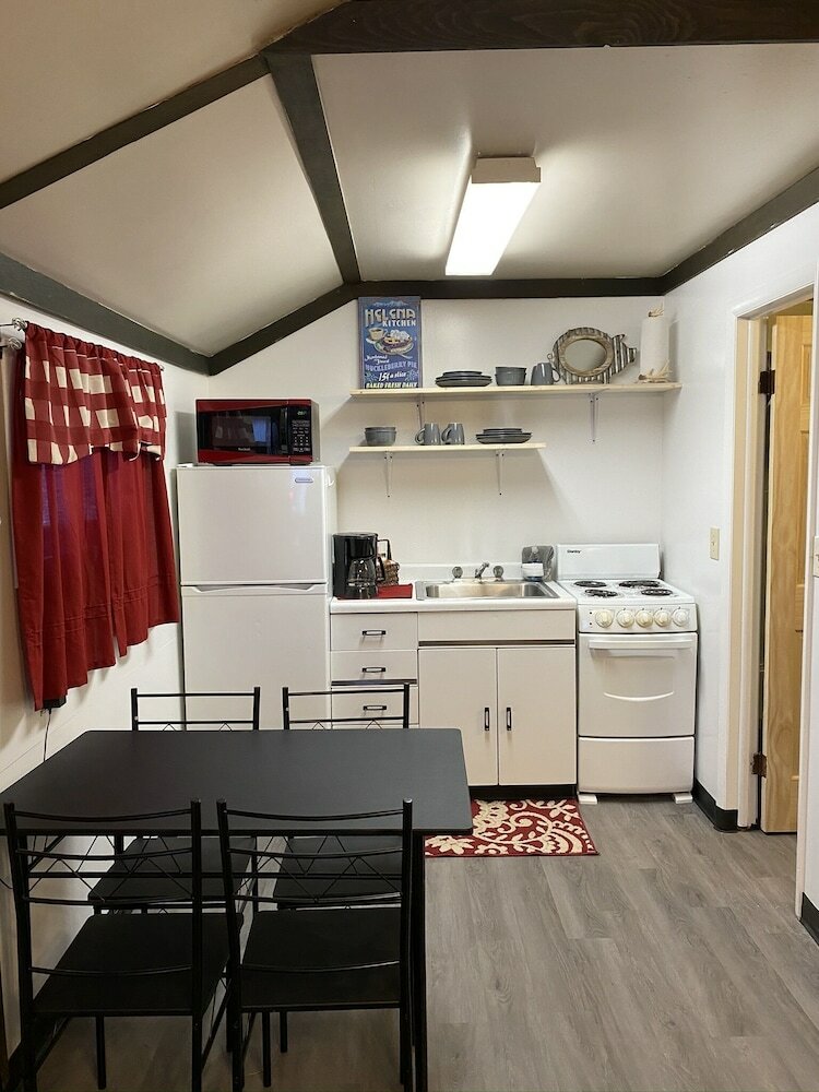 Motel Lamplighter Cabins & Suites