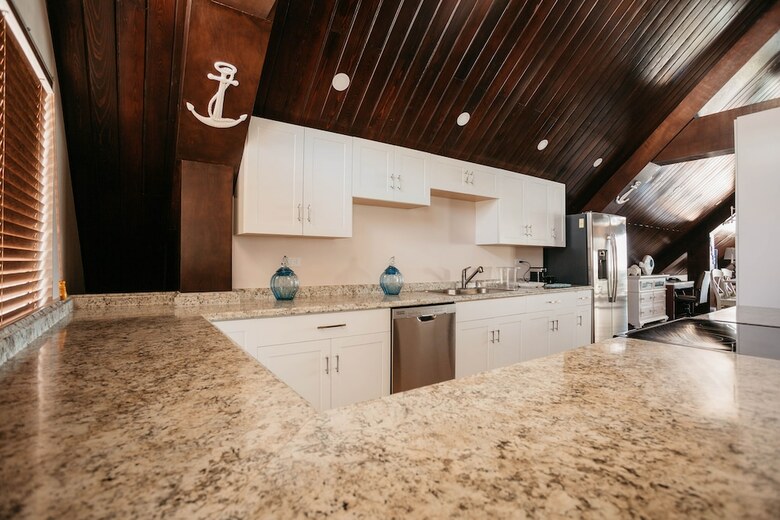 Surfrider Resort Hotel