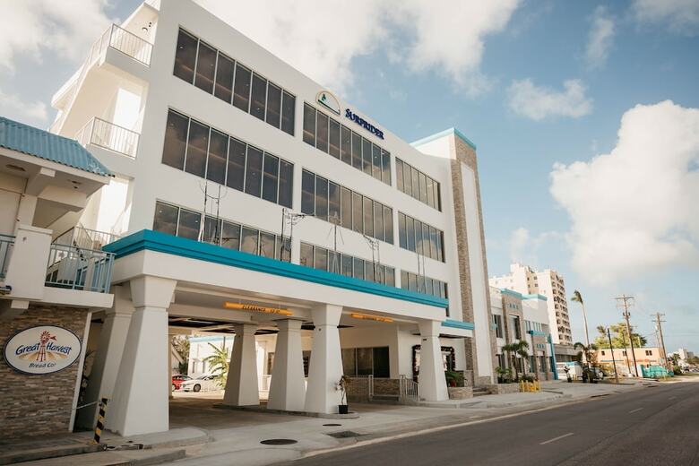 Surfrider Resort Hotel