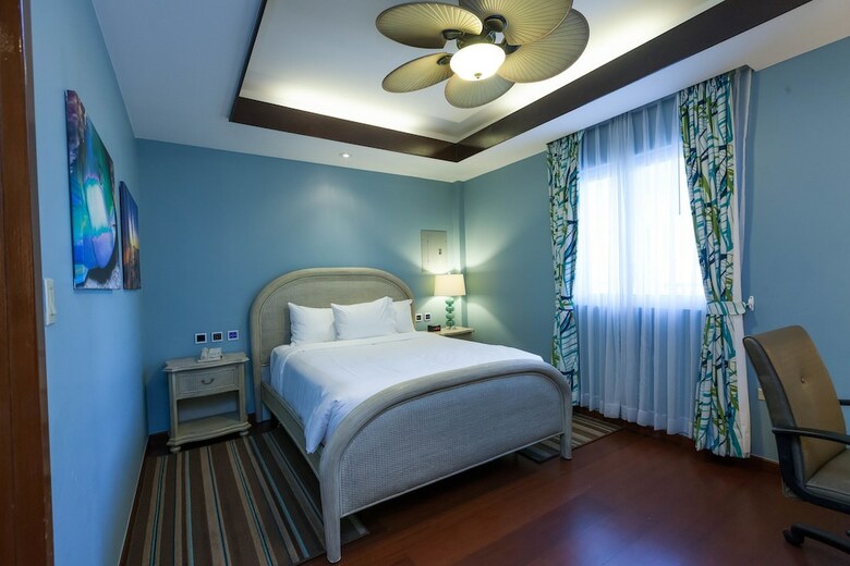 Surfrider Resort Hotel