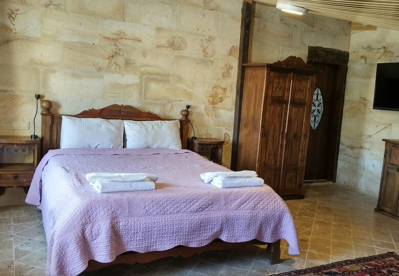Hotel Shoestring Stone House