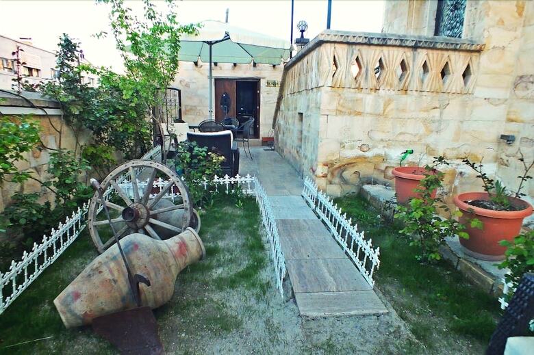Hotel Shoestring Stone House