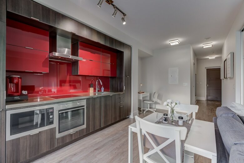 Noel Suites - John And Front St West