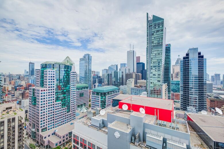 Noel Suites - John And Front St West