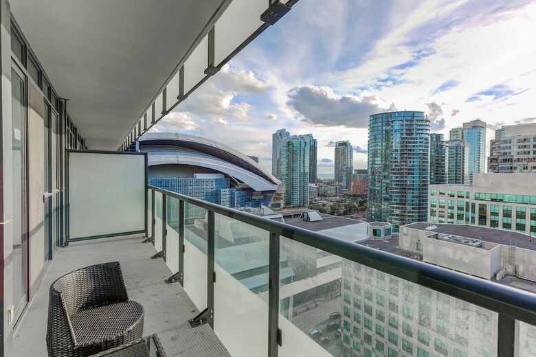 Noel Suites - John And Front St West