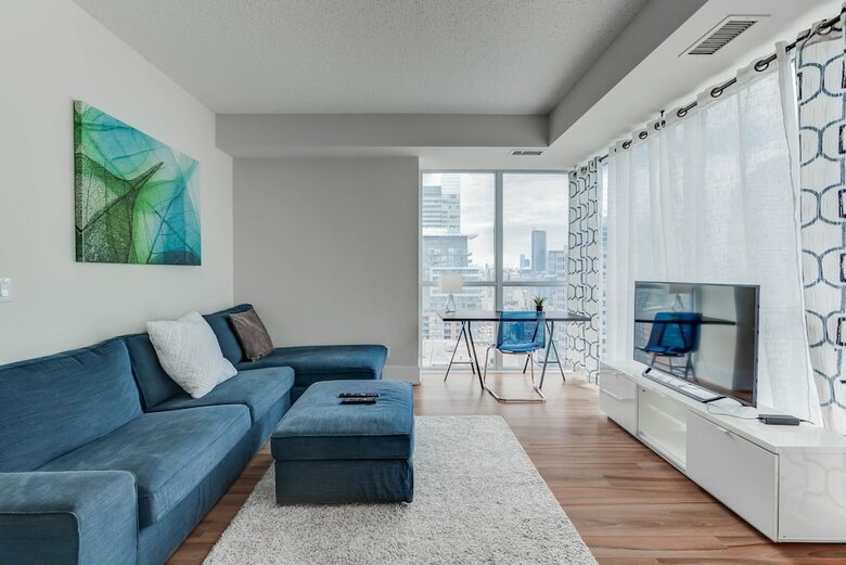 Noel Suites - John And Front St West