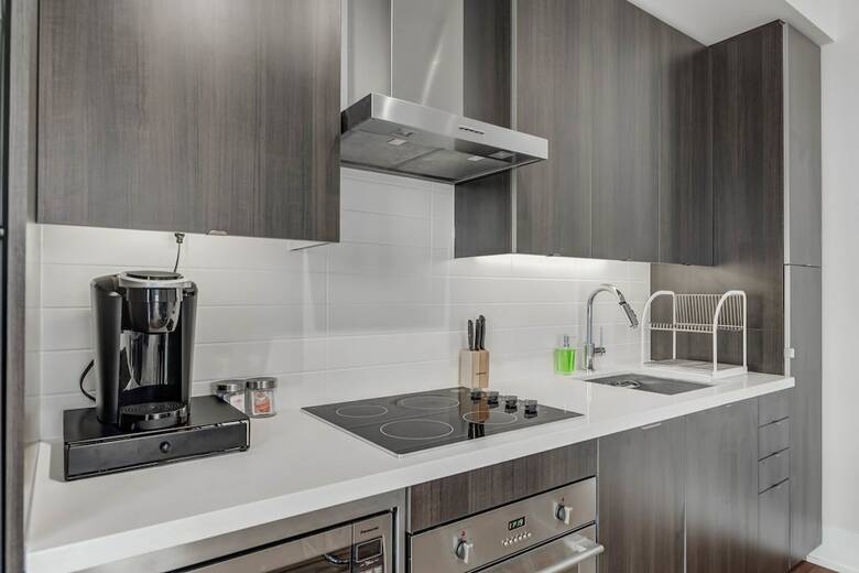 Noel Suites - John And Front St West