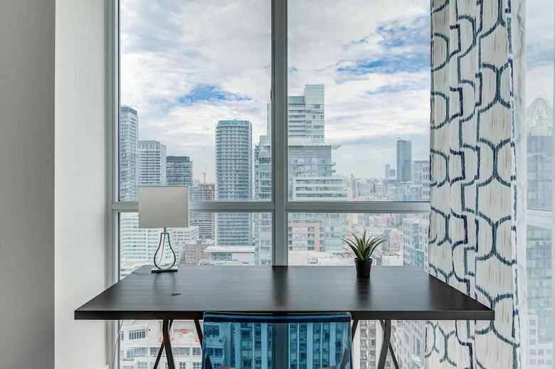 Noel Suites - John And Front St West