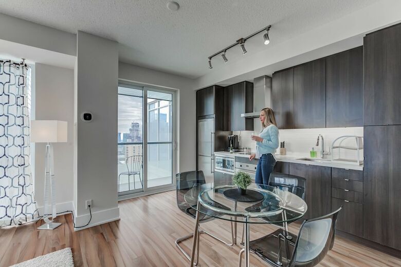 Noel Suites - John And Front St West