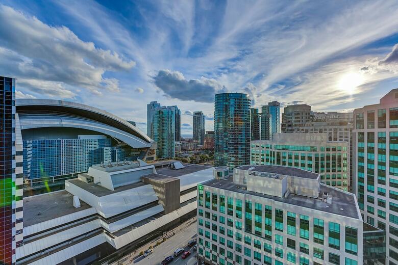 Noel Suites - John And Front St West