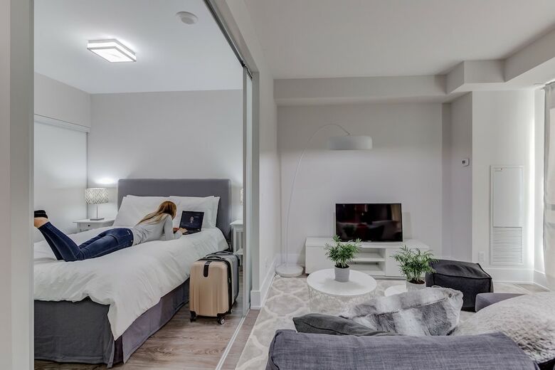 Noel Suites - John And Front St West