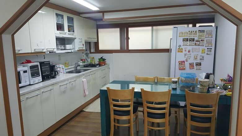 Hostal Happy Tree Guesthouse - Hostel