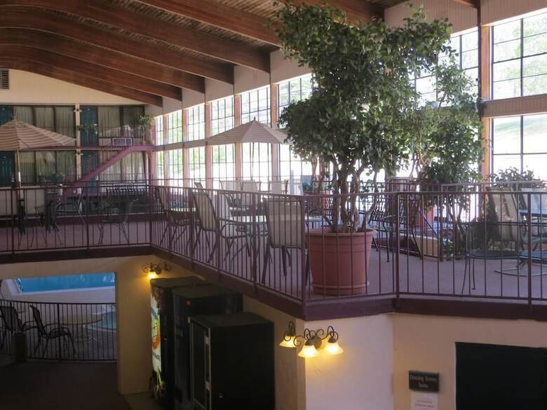 Hotel Lake Norfork Inn
