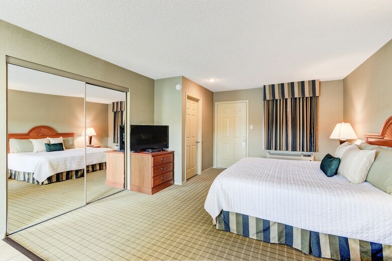 Hotel Long Island Lake Resort