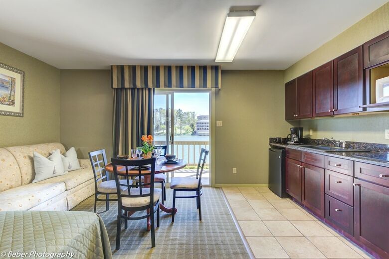 Hotel Long Island Lake Resort