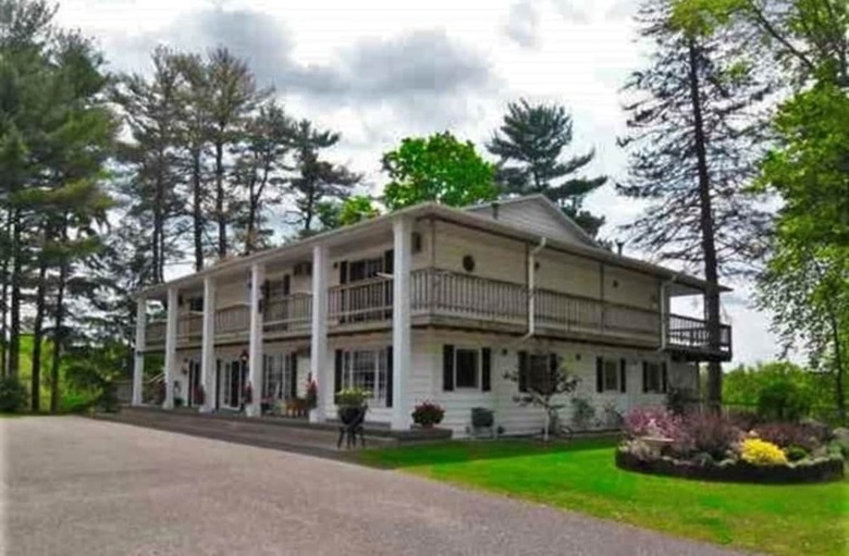 Doll's Lakeside Bed & Breakfast
