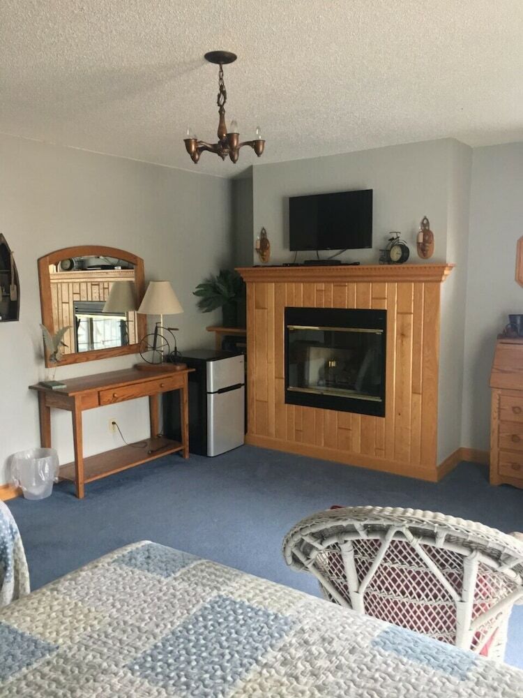 Doll's Lakeside Bed & Breakfast