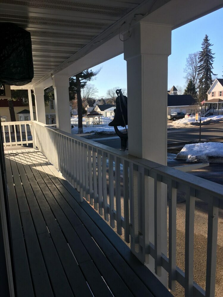 Doll's Lakeside Bed & Breakfast