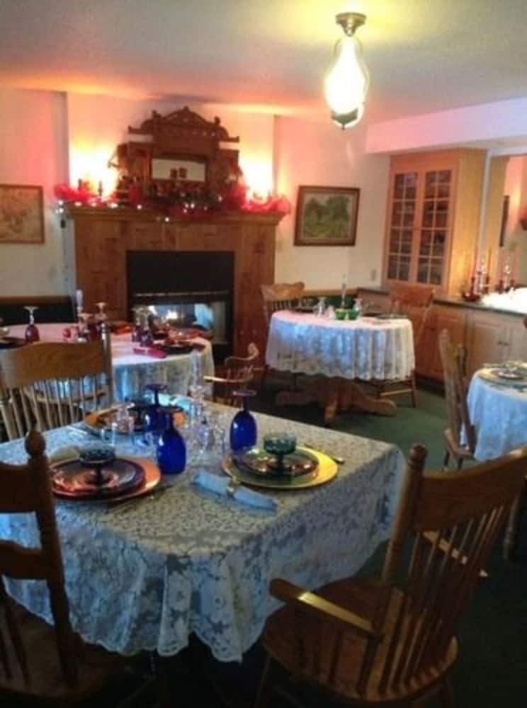 Doll's Lakeside Bed & Breakfast