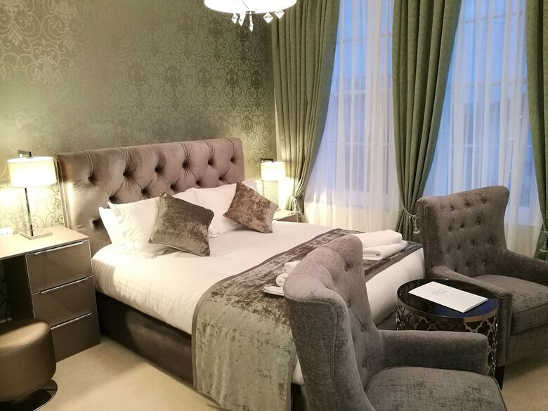 Hotel The Devon Court
