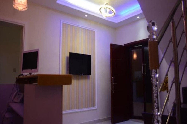 Rightgate Hotel & Suites