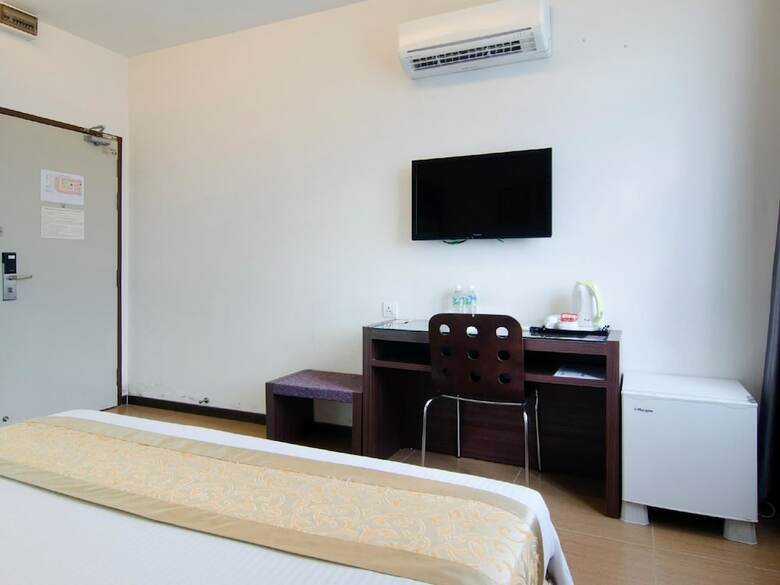 8 Days Boutique Hotel @ Mount Austin Jb