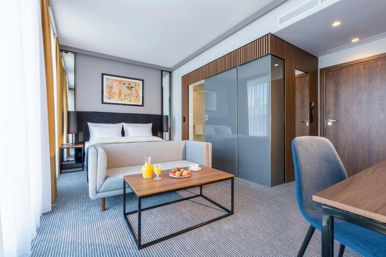 Grand Ascot Hotel