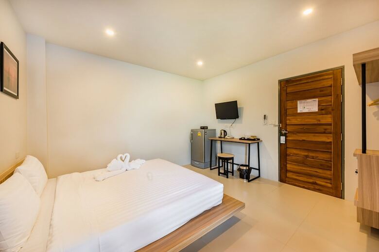 Hostal Phuket Marine Poshtel
