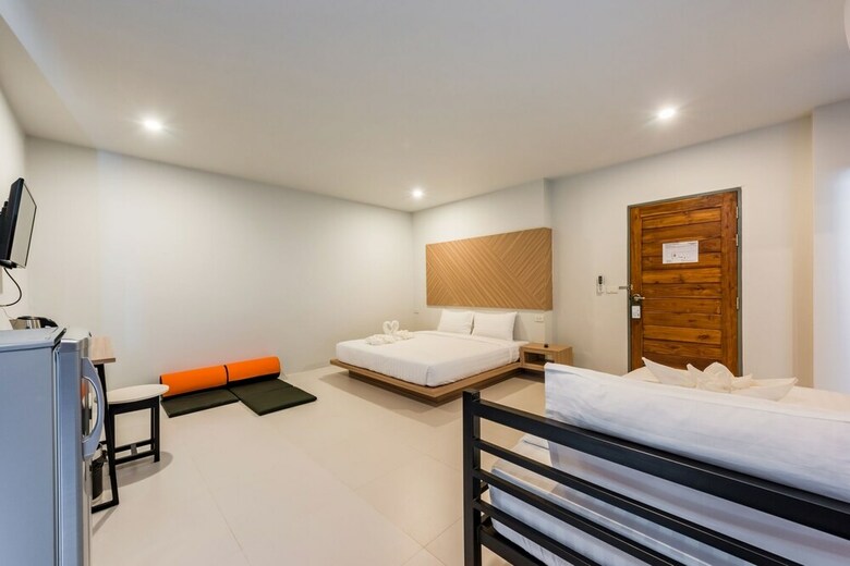 Hostal Phuket Marine Poshtel