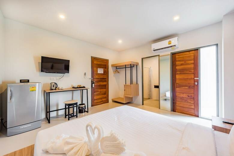 Hostal Phuket Marine Poshtel