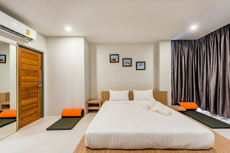 Hostal Phuket Marine Poshtel