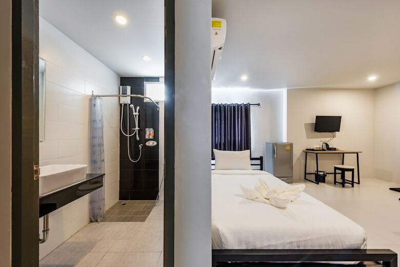 Hostal Phuket Marine Poshtel