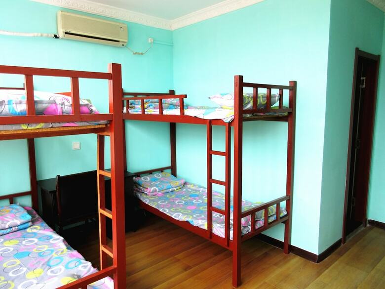 Hostal 25 Four Seasons Youth Hostel