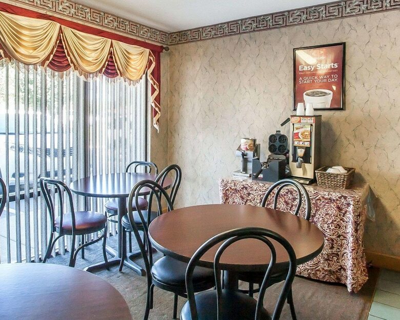 Motel Econo Lodge  Inn & Suites