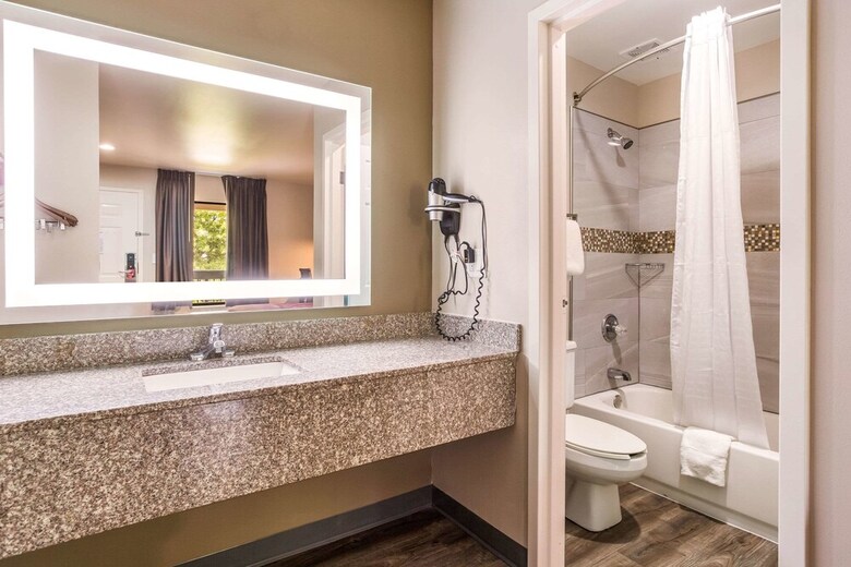 Motel Econo Lodge  Inn & Suites